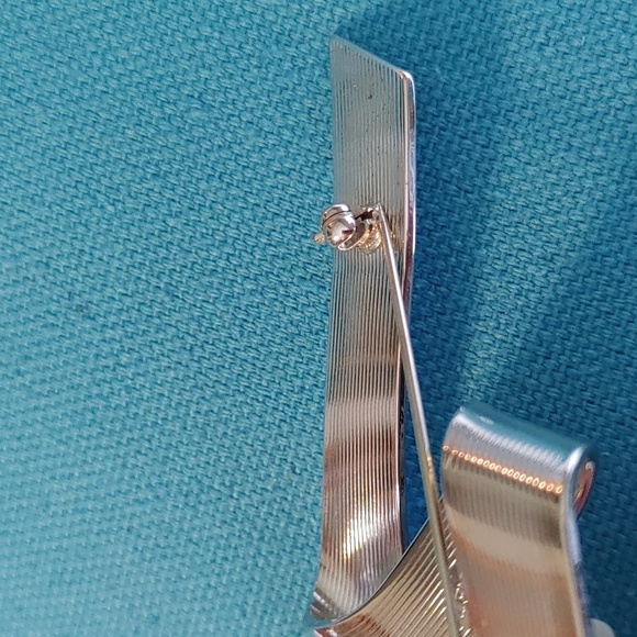 Vintage signed Monet Silver Tone Ribbon, Zig Zag Brooch - Picture 5 of 10